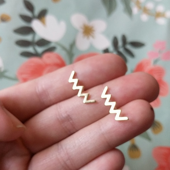 LAST ONE Nwot gold zigzag dainty stud earring - Picture 2 of 4